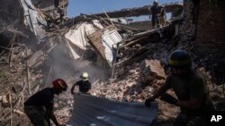 乌克兰东北部哈尔科夫市中心一栋居民楼宇遭受俄罗斯的导弹攻击(2022年7月9日)