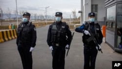 资料照:中国警察在新疆大阪城乌鲁木齐第三拘留所前站岗。(2021年4月23日)