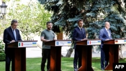 (ဝဲမှယာ) အီတလီဝန်ကြီးချုပ် Mario Draghi၊ ယူကရိန်းသမ္မတ Volodymyr Zelensky၊ ပြင်သစ်သမ္မတ Emmanuel Macron နဲ့ ဂျာမန်ဝန်ကြီးချုပ် Olaf Scholz တို့ ယူကရိန်းနိုင်ငံ Kyiv မြို့မှာ သတင်းစာရှင်းလင်းပွဲကျင်းပစဉ်။ (ဇွန် ၁၆၊ ၂၀၂၂)