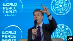 资料照:美国驻华大使伯恩斯(Nicholas Burns)在北京召开的世界和平论坛上讲话。(2022年7月4日)