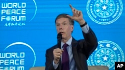 美国驻华大使伯恩斯(Nicholas Burns)在北京召开的世界和平论坛上讲话。(2022年7月4日)