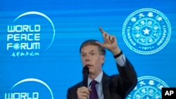 资料照片:2022年7月4日,美国驻华大使伯恩斯(Nicholas Burns)在北京召开的世界和平论坛上讲话。(美联社照片)