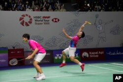 Apriyani Rahayu (kanan) dan Siti Fadia Silva Ramadhanti bertanding melawan Lee So-hee dan Shin Seung-chan (Korea Selatan) dalam perempat final ganda putri Indonesia Open di Stadion Istora Gelora Bung Karno, Jakarta, 17 Juni 2022. (AP Photo/Dita Alangkara)