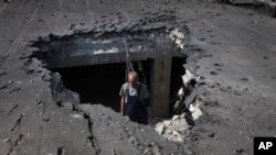 一名男子在检查乌克兰东部顿涅茨克的一所医院被炸毁的屋顶。(2022年6月14日)