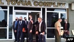 资料照片:白宫国家安全委员会印太政策协调员坎贝尔(左前)与所罗门群岛反对派领袖马修·威尔(右三)在霍尼亚拉会面后离开。(2022年4月22日)