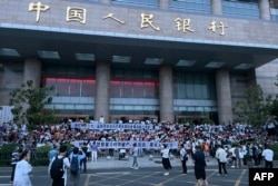 在河南郑州中国人民银行支行前储户们抗议银行冻结存款与官员腐败。(2022年7月10日)