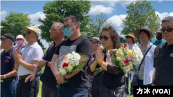 数十位当年偷渡的幸存者周三在恒福墓陵园祭拜偷渡罹难知青。(美国之音记者方冰拍摄,2022年6月15日)