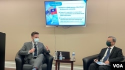 台湾国家发展委员会主任委员龚明鑫(右)2022年6月27日在华盛顿全球台湾研究中心就美台高科技供应链合作发表演讲 (美国之音锺辰芳拍摄)