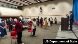 美国国务卿布林肯2022年7月11日在美国驻东京大使馆为安倍离世默哀。(布林肯国务卿推特账号)