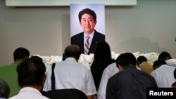 日本民众悼念前首相安倍晋三。(2022年7月11日)
