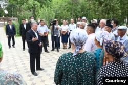 乌兹别克斯坦总统米尔济约耶夫在卡拉卡尔帕克斯坦首府努库斯与当地居民交谈。(2022年7月3日)