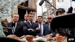 2022年6月16日,法国总统马克龙(Emmanuel Macron)、德国总理舒尔茨(Olaf Scholz)、意大利总理德拉吉(Mario Draghi)以及罗马尼亚总统约翰尼斯(Klaus Iohannis)访问乌克兰基辅后来到基辅东北郊的伊尔平镇。