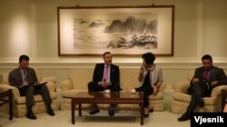 美国联邦众议院外交委员会亚太小组主席邵建隆议员在外交部与媒体茶叙(美国之音李逸华摄)