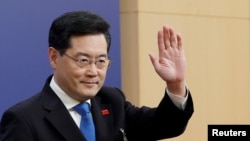 资料照片:2023年3月7日,中国外交部长秦刚参加全国人民代表大会期间新闻发布会时挥手致意。(路透社照片)