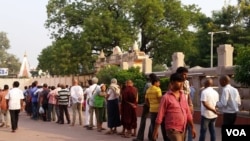 印度佛教圣城菩提迦耶,著名的摩诃菩提寺,传说释迦牟尼当年就是在这儿的菩提树下悟道成佛。(美国之音朱诺拍摄,2016年10月25日)