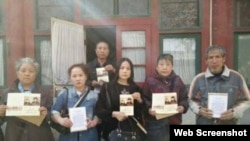 访民在赵紫阳故居房间外手握纪念卡合影(博讯图片)