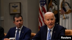 2024年10月1日,美国总统拜登听取跨部门有关飓风“海伦”的简报。