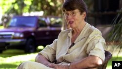 资料照:前美国司法部长珍妮特·雷诺2001年宣布参选佛罗里达州长之后在迈阿密的家中与记者见面。