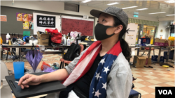 坚信自由民主的香港理工大学校园美食坊的义工厨师施先生 (美国之音海彦拍摄 )