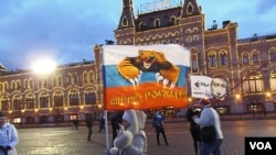 俄罗斯吞并克里米亚后,今年3月莫斯科红场庆祝集会结束后的普京支持者。(美国之音白桦 拍摄)