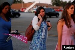 （左起）前白宫公共事务办公室公关主任奥马罗萨‧马尼戈特，新闻秘书萨拉·桑德斯和总统助理霍普·希克斯在美国俄亥俄州维也纳的扬斯敦 - 沃伦地区机场（2017年7月25日）