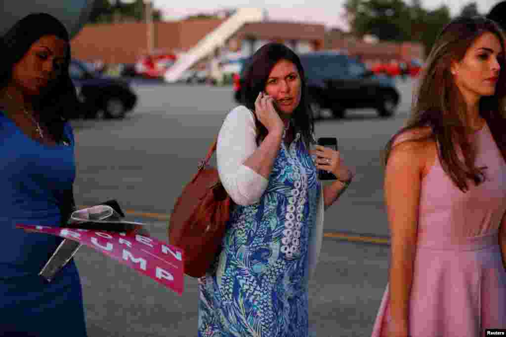 2017年7月25日,(左起)白宫顾问Omarosa Manigault,新闻秘书萨拉·桑德斯和总统助理霍普·希克斯在美国俄亥俄州维也纳的扬斯敦 - 沃伦地区机场。希克斯在今年8月16日以来担任白宫通讯联络办公室临时主任。2017年6月,白宫公布了377名高层人员的薪酬。希克斯的年薪为17.97万美元,是川普的助手里工资最高的人之一。