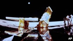 လပေါ်ဆင်းသက်ပြီးနောက် တွေ့ရသည့် ပုဂ္ဂလိက လဆင်းယာဥ် Blue Ghost။ (ဖေဖော်ဝါရီ ၂၊ ၂၀၂၅) (AP)