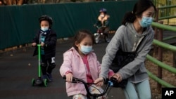 香港公园里带着口罩的市民和儿童。(2020年1月31日)