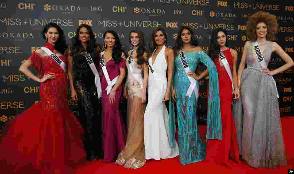 在马尼拉举行的2017年环球小姐大赛中,各国选手在红地毯上华丽亮相,左起:中国小姐李珍颖,哥伦比亚小姐、23岁的安德里亚·托瓦尔(她后来荣获季军),芬兰、比利时阿根廷、厄瓜多尔、智利和阿尔巴尼亚的选手(2017年1月29日)。