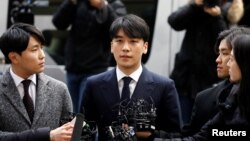 韩国流行乐队Big Bang成员胜利抵达首尔,接受首尔地方警察厅的审问。(2019年3月14日)