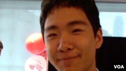 15岁的罗杰是此次活动的志愿者(美国之音 谭嘉琪拍摄)