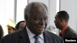 Tổng thống Kenya Mwai Kibaki năm ngoái đã phủ quyết một khoảng tiền thưởng tương tự cho các nhà lập pháp, với lý do việc này vi hiến và đất nước không thể gánh chịu nỗi trong hiện trạng kinh tế