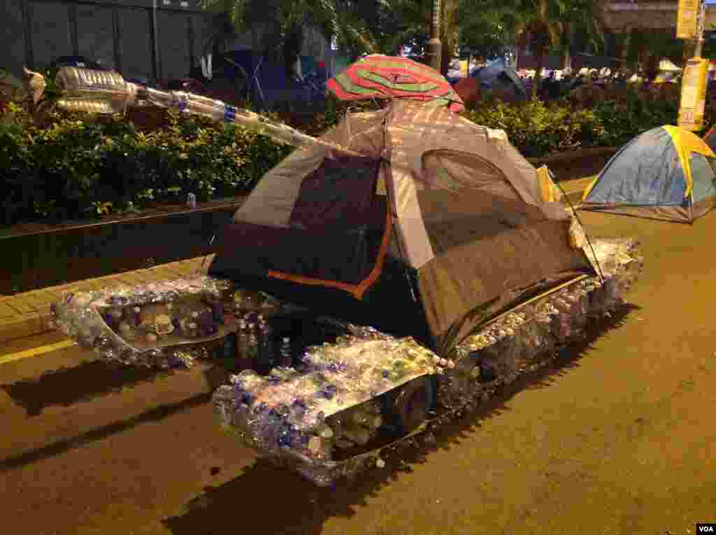 经历六四中国艺术家用矿泉水瓶制作的“和平坦克” (美国之音图片/海彦拍摄 )