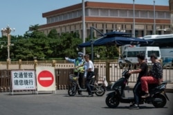 六四民主运动被血腥镇压31年后,北京天安门广场上的警察在疏导交通。(2020年6月4日)