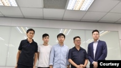 香港众志秘书长黄之锋(左三)和香港学联前副秘书长岑敖晖(左二)与香港立法会议员朱凯迪(左一)在民进党总部与民进党秘书长罗文嘉(右二)和副秘书长林飞帆(右一)。(2019年9月3日,民进党提供)