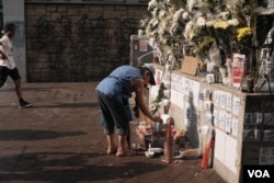 港铁太子站C1出口的街对面，也是旺角警署旁边的被民众用来纪念8.31太子站事件,放眼望去遍地白色鲜花(2019年9月18日，美国之音鸣笛拍摄)