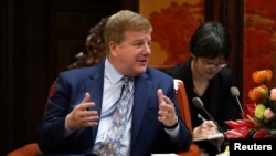 资料照:美国商会执行副会长薄迈伦在北京中南海的一个会议上讲话。(2019年9月10日)