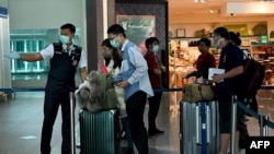 中国被滞留在印尼巴厘岛的游客星期六(2月8日)在该岛伍拉莱国际机场。