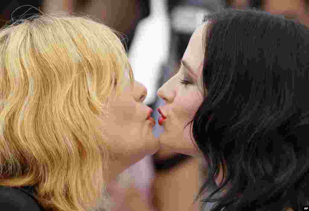 2017年戛纳国际电影节上,演员 Eva Green 和 Emmanuelle Seigner 接吻