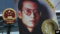 在香港中联办外,一名抗议者举着刘晓波的画像要求释放刘晓波(2010年10月11日)