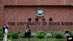 香港大学学生在校园拍照。(2021年7月16日)