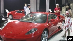 北京一个车行在展示新款法拉利跑车(资料照片)。随着中国富裕人口的增加,中国人对豪华车的胃口越来越大。