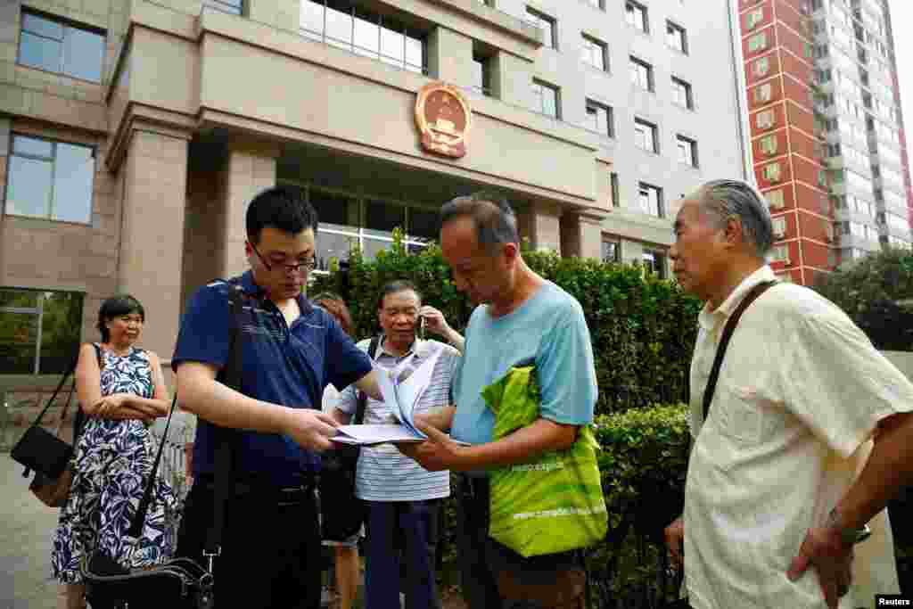 原来的炎黄春秋杂志社副总编辑王彦君(做起第三人),前员工和支持者,在北京朝阳区法院外面(2016年8月16日)