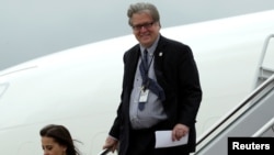 2017年5月13日,白宫高级顾问史蒂夫·班农在访问维吉尼亚州林奇堡后,抵达美国华盛顿郊外的安德鲁斯联合基地。