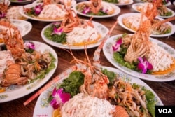 寒士尾牙包括龙虾。(美国之音记者方正拍摄)