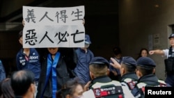 香港西九龙裁判法院对 45 名民主活动人士宣判后,现场场景。