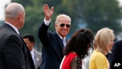 Phó Tổng thống Mỹ Joe Biden và phu nhân tại sân bay ở New Delhi, Ấn Độ, ngày 22/7/2013.