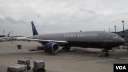 一架等候在东京成田国际机场的联航班机。中国11月23日宣布划设东海防空识别区,中日有争议的东海岛屿也在识别区范围内。各国航班面临向中国通报的要求。 (资料照)