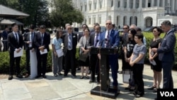 美国国会众议院中共问题特设委员会的共和与民主两党议员6月4日在国会大厦外举行新闻发布会,纪念1989年“六四”天安门事件36周年。(发言者为委员会主席约翰·穆勒纳尔,美国之音记者利平Michael Lipin拍摄)