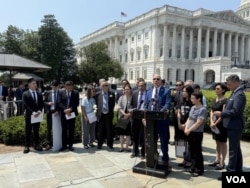 资料照片:美国国会众议院中共问题特设委员会的共和与民主两党议员6月4日在国会大厦外举行新闻发布会,纪念1989年“六四”天安门事件36周年。(美国之音记者利平拍摄)